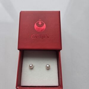 Pearl Stud Earrings - Elegant White